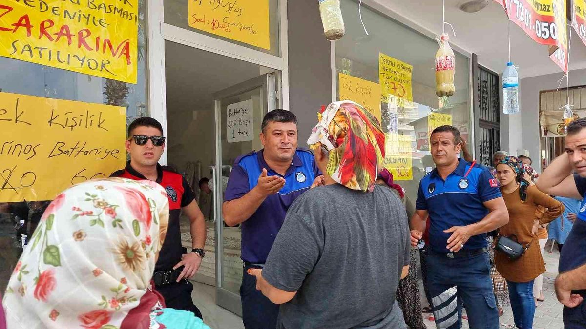 Ucuz halı izdihamı yaşanan mağaza ruhsatsız çıkınca kapısına kilit vuruldu