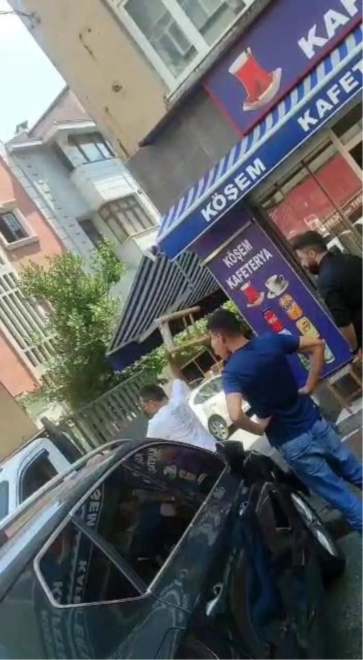 Fatih'te yol verme kavgası... Tabure ve sopalarla saldırdılar