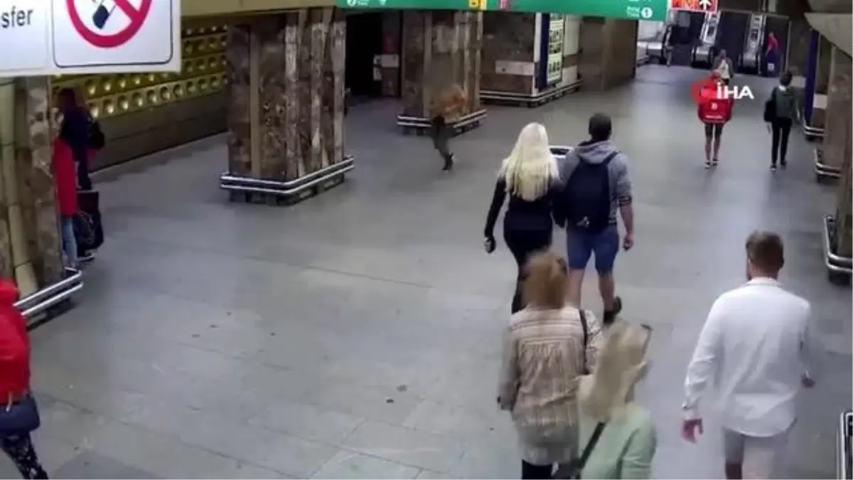 Yürüyen merdivene ters binen hırsız polis tarafından yakalandıPolis, yürüyen merdivenin başında hırsızın kendisine gelmesini bekledi