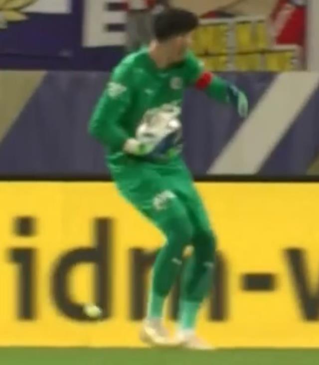 Avusturya'da skandal! Altay Bayındır'ı tribünden fırlattıkları davul tokmağıyla boynundan vurdular