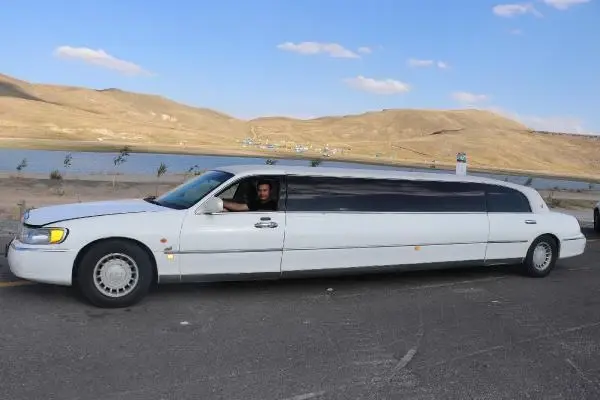 Fransa'da yaşayan gurbetçi, Kayseri'deki köyüne limuzinle gitti