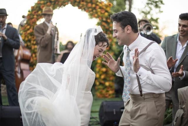 Demet Evgar kızı Mavi'yi kucağına aldı