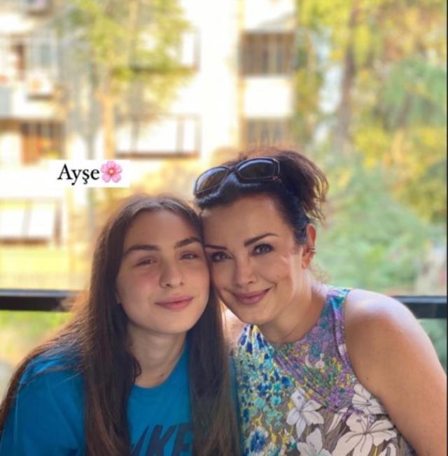 Esra Ceyhan'ın gözünden sakındığı kızı Ayşe'ye bir bakın! Annesinin boyuna ulaşmış Esra Ceyhan'ın gözünden sakındığı kızı Ayşe'ye bir bakın! Annesinin boyuna ulaşmış