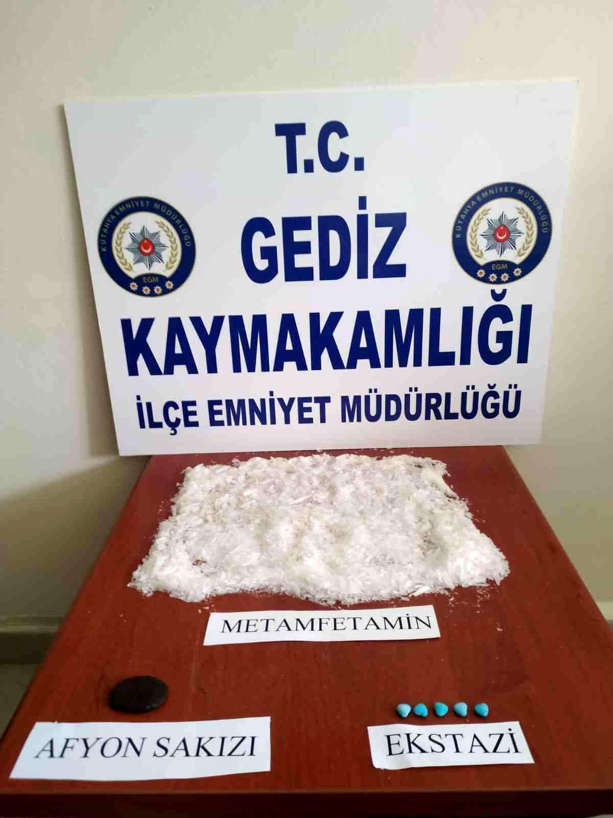 Kütahya haberleri... Gediz'de durdurulan araçta uyuşturucu ele geçirildi