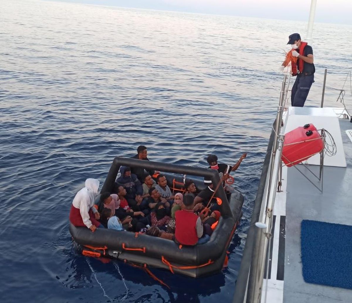 İzmir haber | İzmir açıklarında can salındaki 23 düzensiz göçmen kurtarıldı