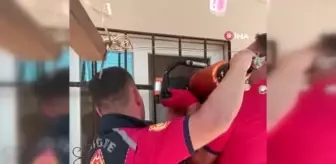 Kafası demir parmaklıklara sıkışan çocuk güçlükle kurtarıldı