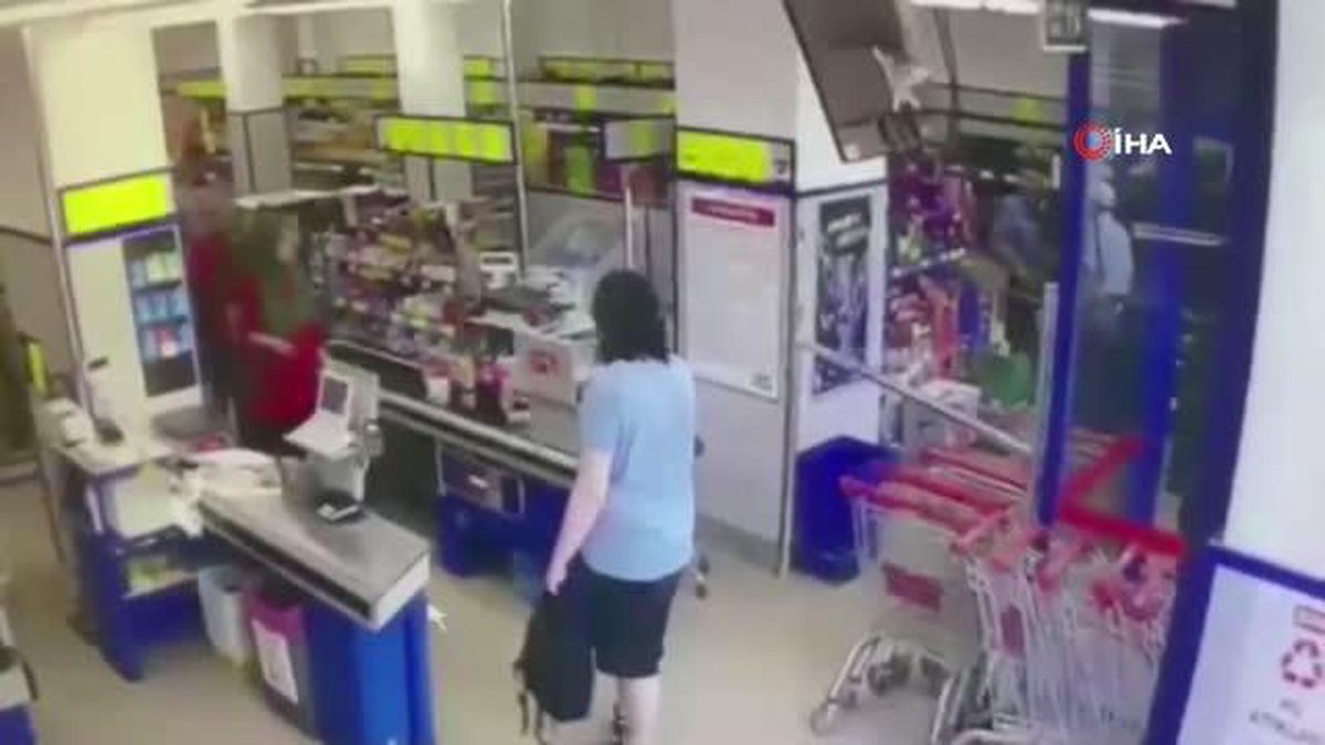 Kasiyere bıçak çekip zorla kasadaki paraları aldı... O anlar kamerada