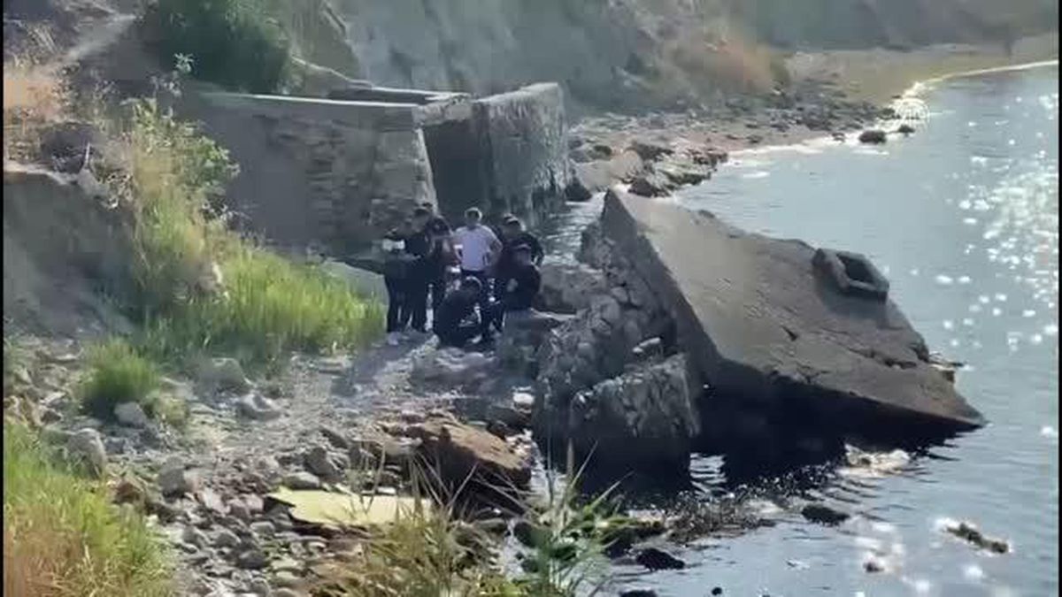 Kayalıklarda mahsur kalan kişiyi itfaiye kurtardı