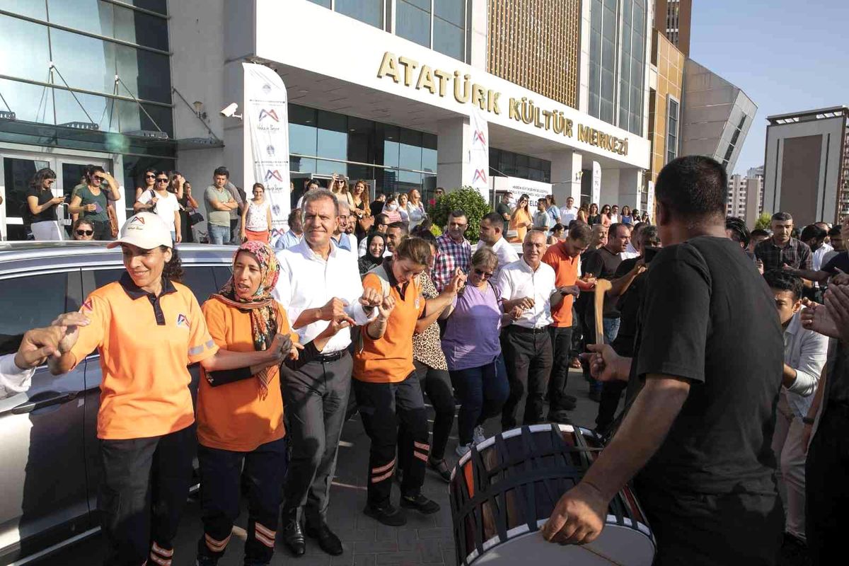 Belediyenin yaptığı zammı, işçiler halay çekerek kutladı