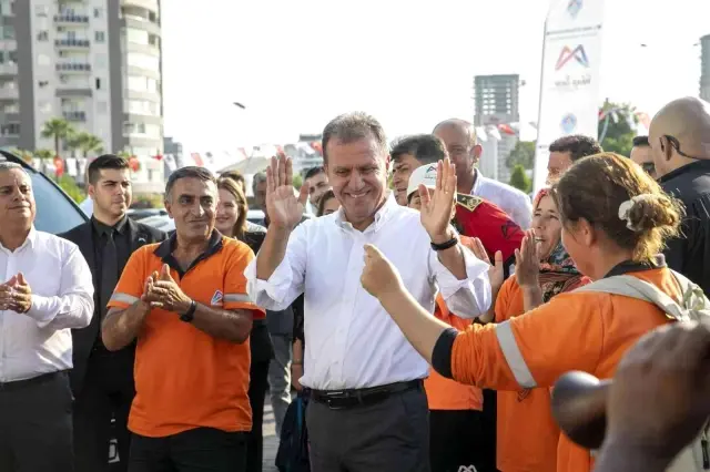 Belediyenin yaptığı zammı, işçiler halay çekerek kutladı