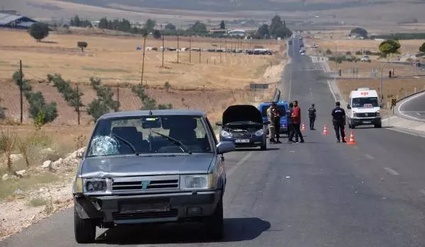 Motor kısmından duman yükselince arabadan inen aileye başka araç çarptı: 2 ölü, 4 yaralı