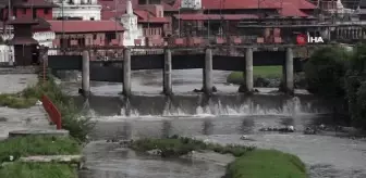 Nepal'in sembollerinden Bagmati Nehri siyaha büründü