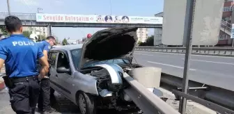 Otomobil bariyerlere ok gibi saplandı: 1 ağır yaralı