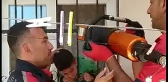 Son dakika haber | Pencere demirlerine başı sıkışan Eren'i itfaiyeciler kurtardı
