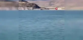 Sıcaktan bunaldılar, baraj ortasına masa atıp oturdular