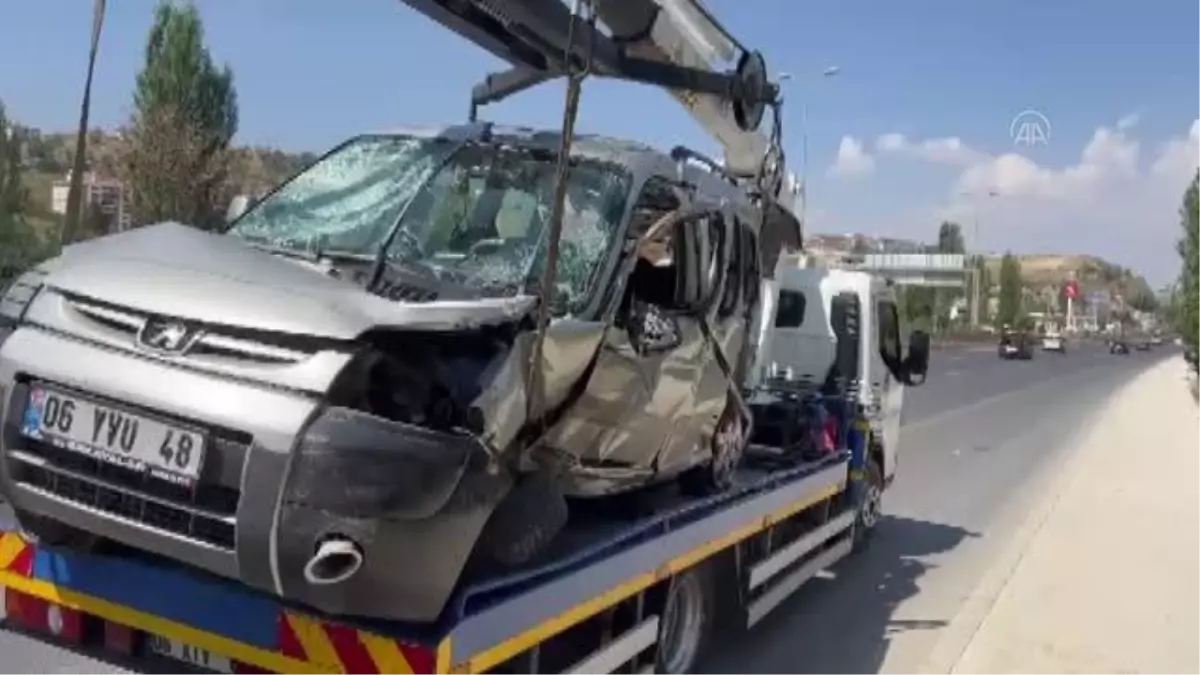 Üç aracın karıştığı kazada 1 kişi öldü, 4 kişi yaralandı