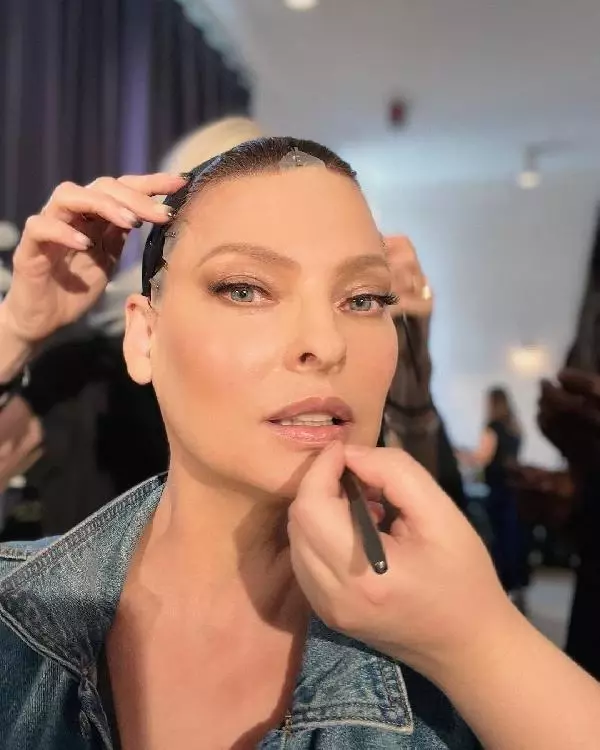 57 yaşındaki model Linda Evangelista'nın yüzü bantlarla gerildi 57 yaşındaki model Linda Evangelista'nın yüzü bantlarla gerildi