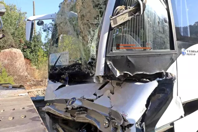 Antalya'da otel servis midibüsü kamyon yüklü çekiciyle çarpıştı: 4'ü ağır 27 yaralı