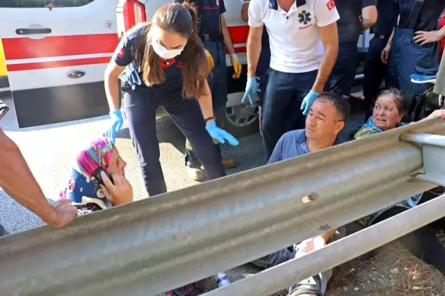 Antalya'da otel servis midibüsü kamyon yüklü çekiciyle çarpıştı: 4'ü ağır 27 yaralı