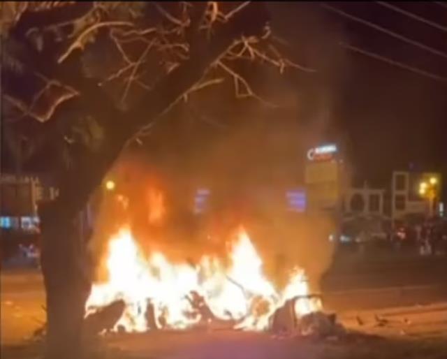 Araç alev topuna döndü! Sürücü kontrolünü kaybedip araçla elektrik direğine çarptı