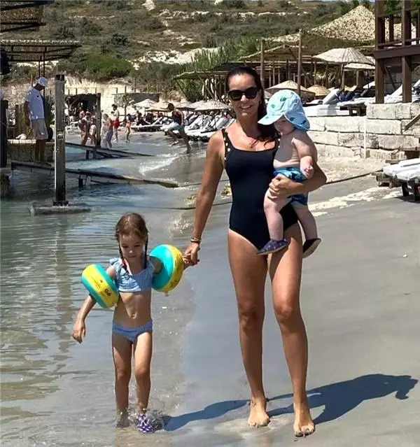 7 ay önce doğum yapan Bengü siyah mayosuyla havuza girdi, kimse son haline inanamadı 7 ay önce doğum yapan Bengü siyah mayosuyla havuza girdi, kimse son haline inanamadı