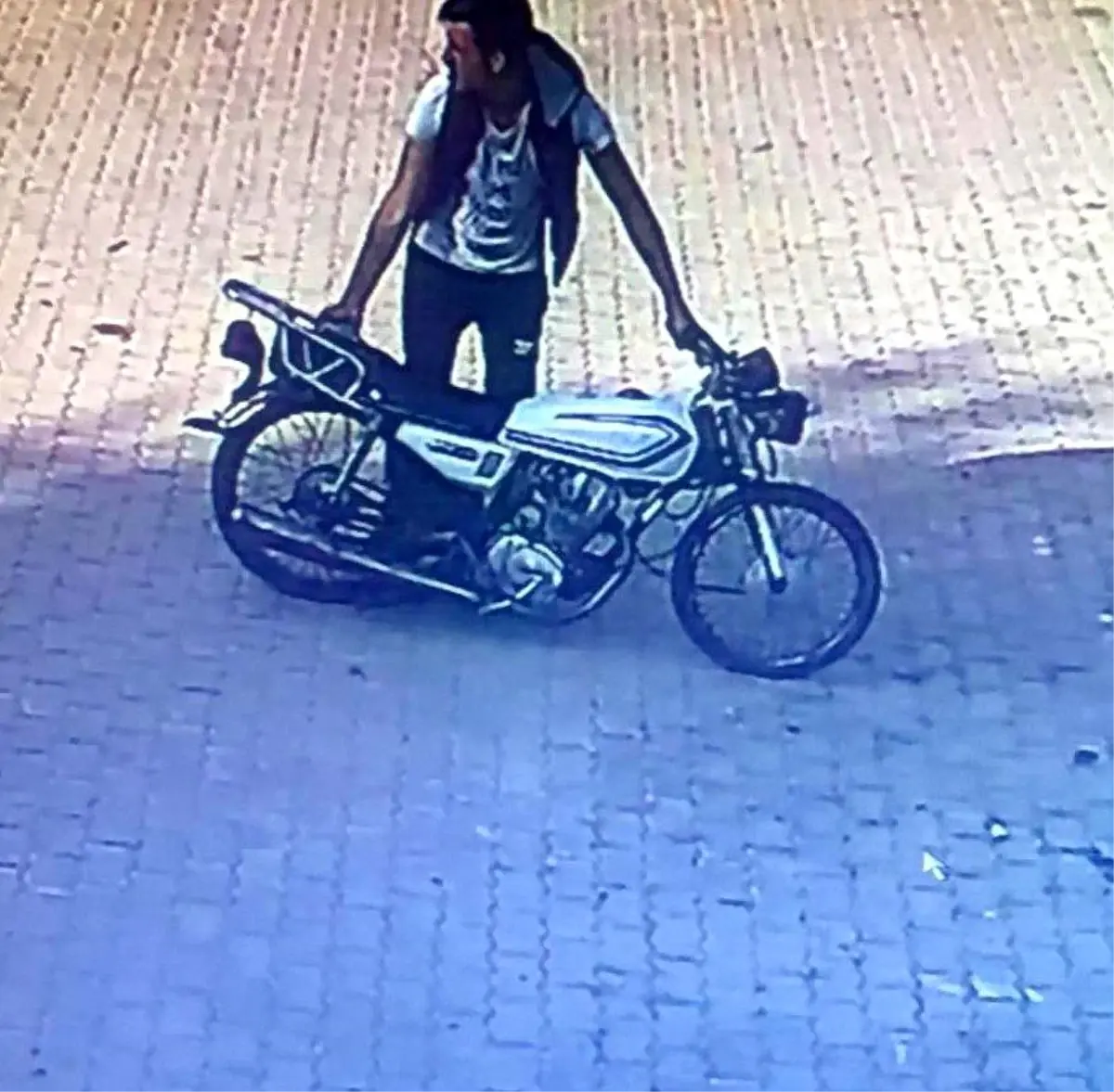 Çalıştıramadığı motosikleti düz kontak yapıp böyle çaldı