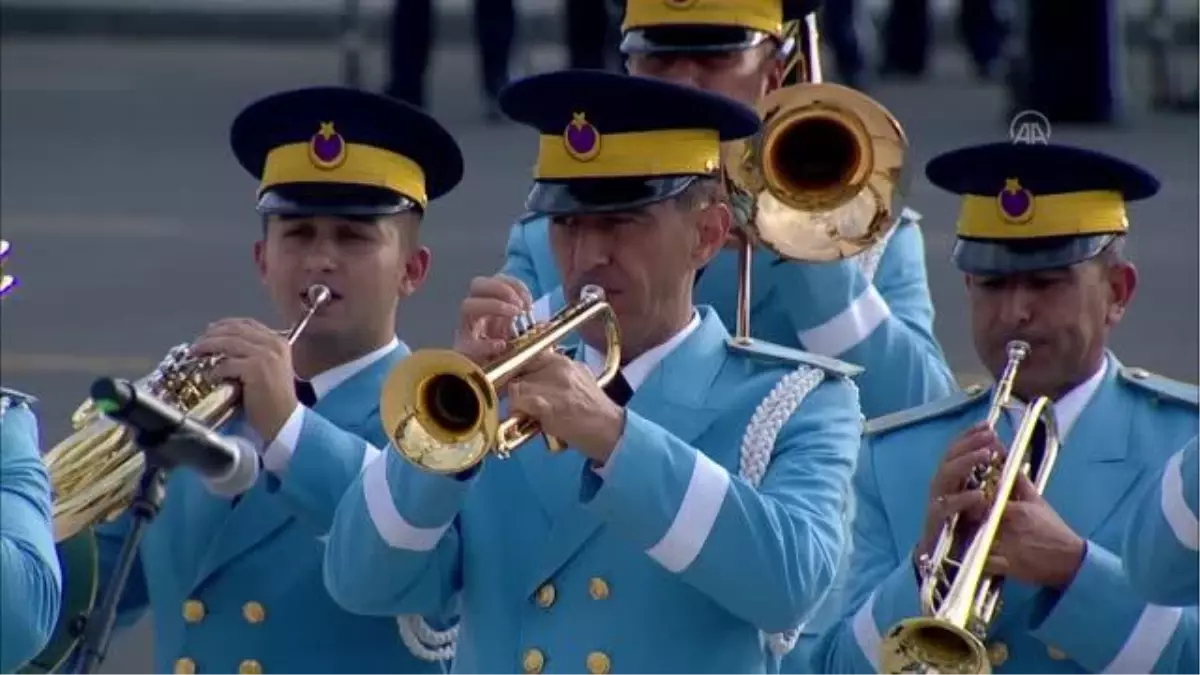Cumhurbaşkanlığı Muhafız Alayı Tüfekli Gösteri Bölüğü nöbet değişimi gösterisi gerçekleştirildi (2)