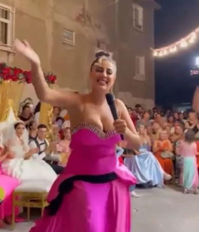 Düğünde şarkı söyleyen Solmaz, abartılı dekoltesiyle gelinin bile önüne geçti Düğünde şarkı söyleyen Solmaz, abartılı dekoltesiyle gelinin bile önüne geçti