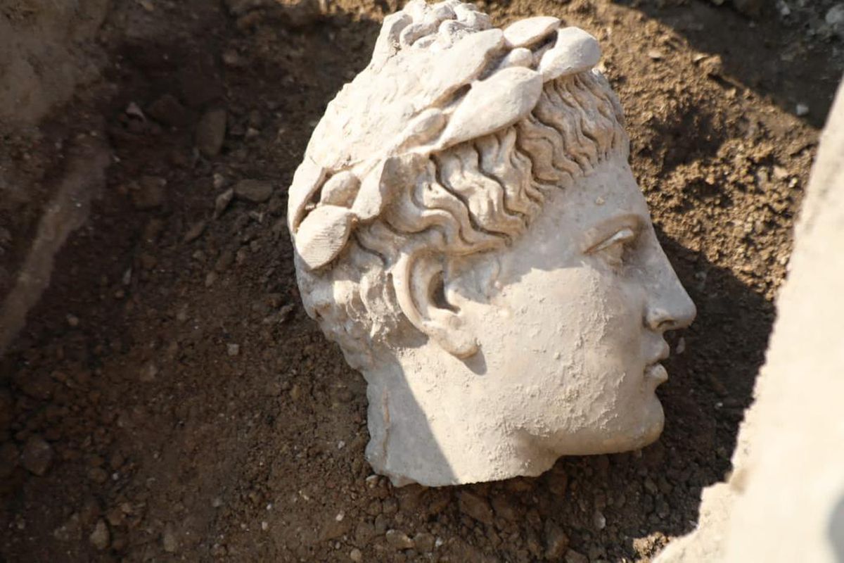 Antik Tiyatro kazısında 'Apollo' heykeli çıktı