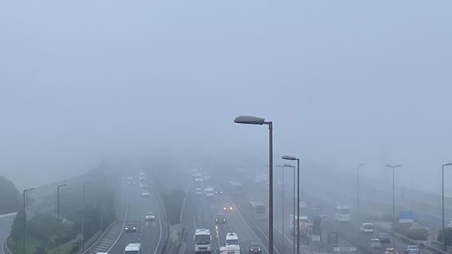 İstanbul' sise teslim oldu! Haliç Köprüsü adeta yok oldu İstanbul' sise teslim oldu! Haliç Köprüsü adeta yok oldu