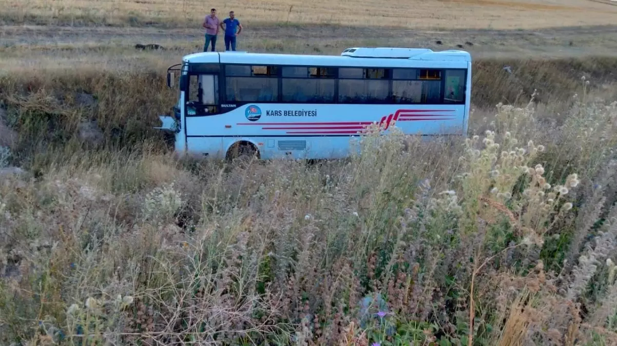 Kars haberleri! Kars'ta şarampole düşen midibüsteki 6 kişi yaralandı