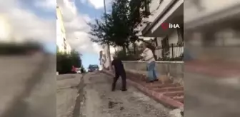 Son dakika haberleri... Kavga eden dedeler birbirlerine kemer ile vurdu... O anlar kamerada