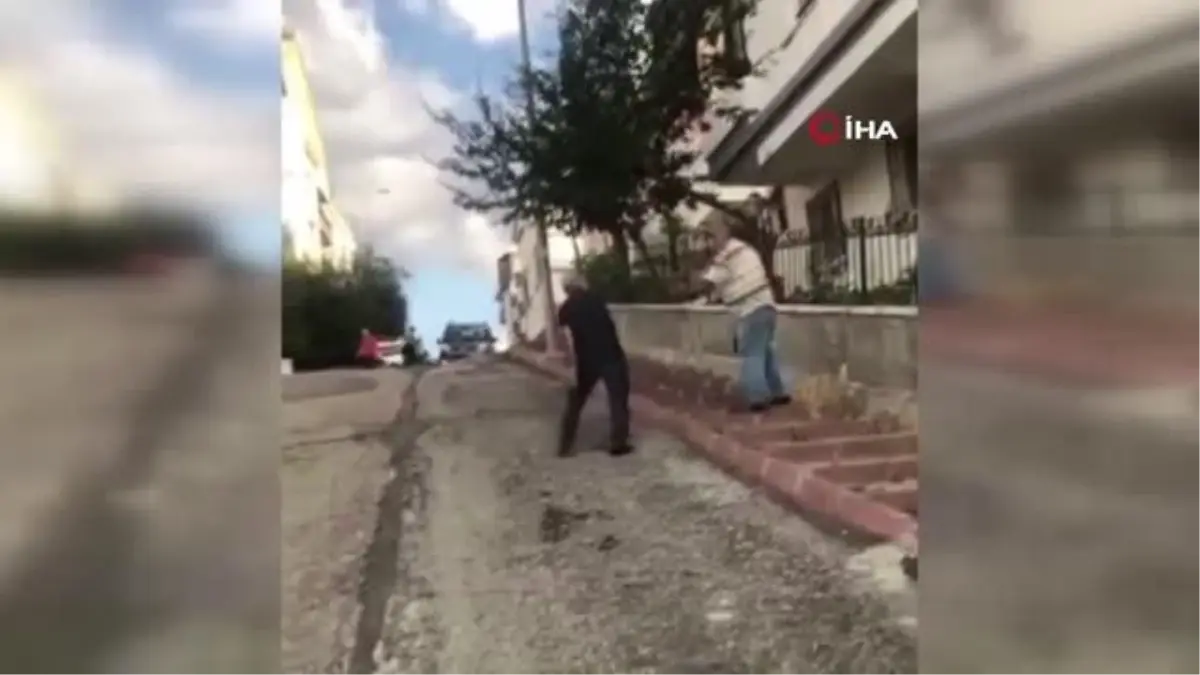 Son dakika haberleri... Kavga eden dedeler birbirlerine kemer ile vurdu... O anlar kamerada