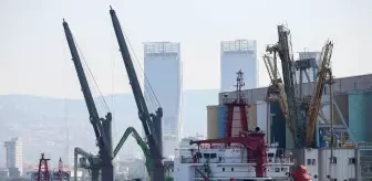 İzmir haberi! Ukrayna'dan mısır taşıyan 'Fulmar S' isimli gemi, İzmir Alsancak Limanı'na geldi
