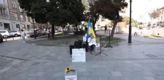 Ordu haberi! 8 yaşındaki Yura, Lviv sokaklarında şarkı söyleyerek Ukrayna ordusuna para topluyor