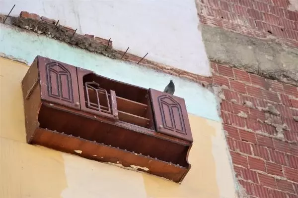 Gören telefona sarılıyor! Bina duvarında asılı kalan dolap ilgi odağı oldu Gören telefona sarılıyor! Bina duvarında asılı kalan dolap ilgi odağı oldu