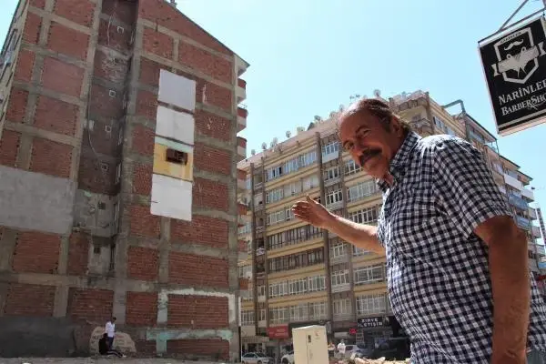 Gören telefona sarılıyor! Bina duvarında asılı kalan dolap ilgi odağı oldu Gören telefona sarılıyor! Bina duvarında asılı kalan dolap ilgi odağı oldu