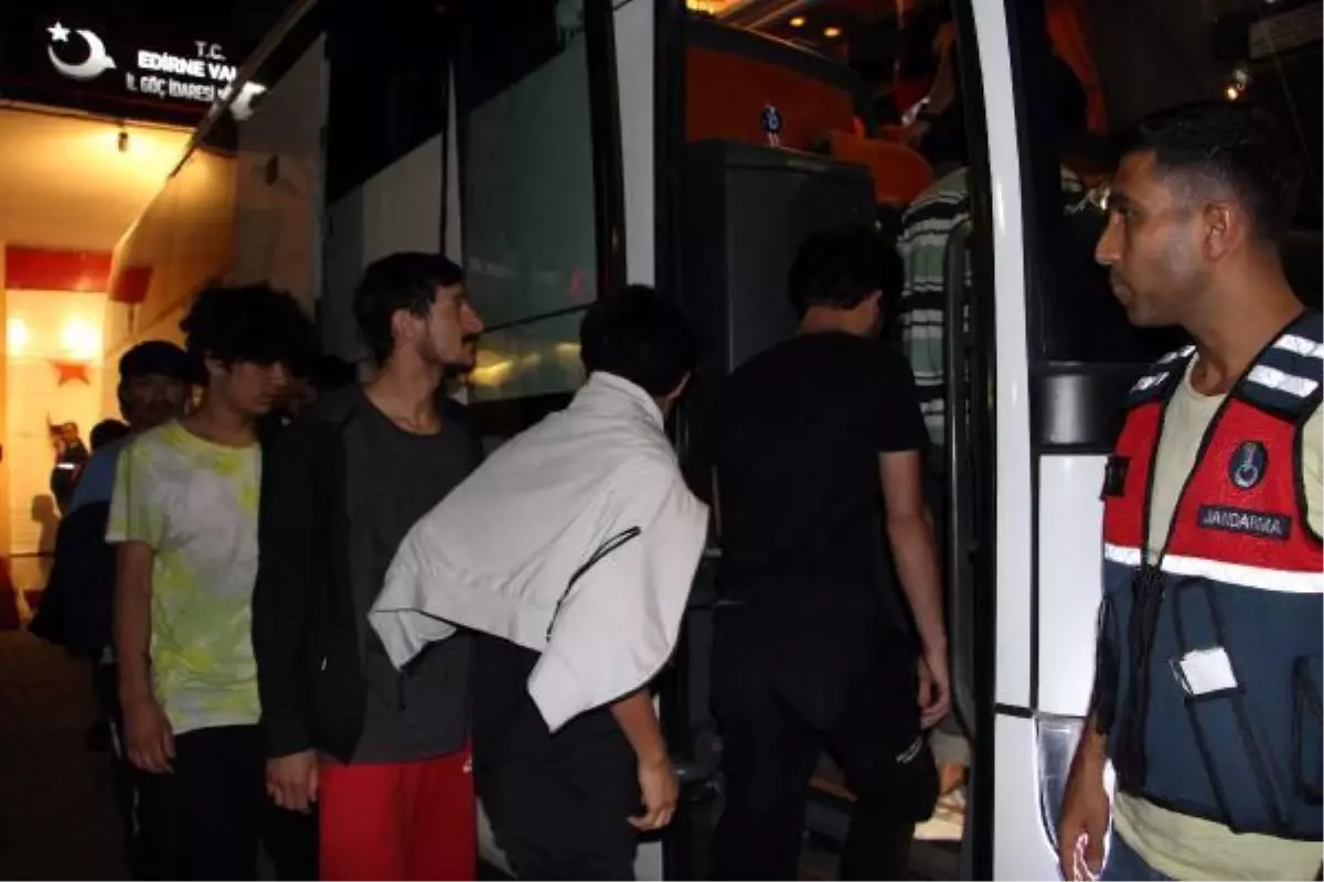 Edirne gündem haberi | Edirne'den 227 Afgan göçmen, sınır dışı edilmek üzere İstanbul'a gönderildi