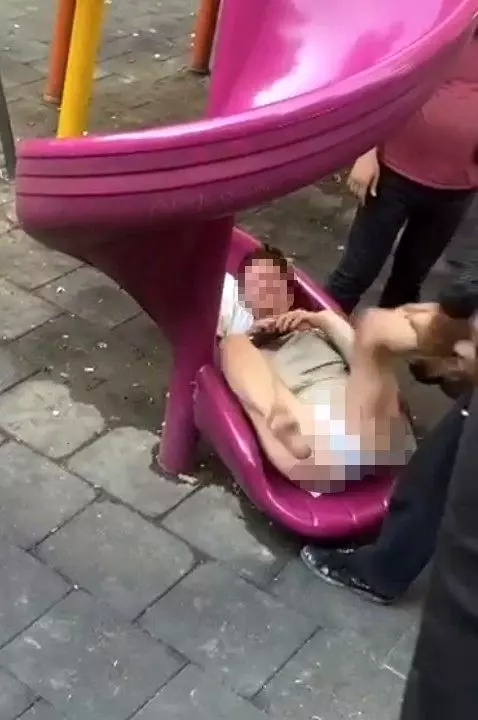 Çocuk parkında soyundu! Fatih'te çıplak vaziyette etrafa saldıran kadın, mahalleliyi canından bezdirdi