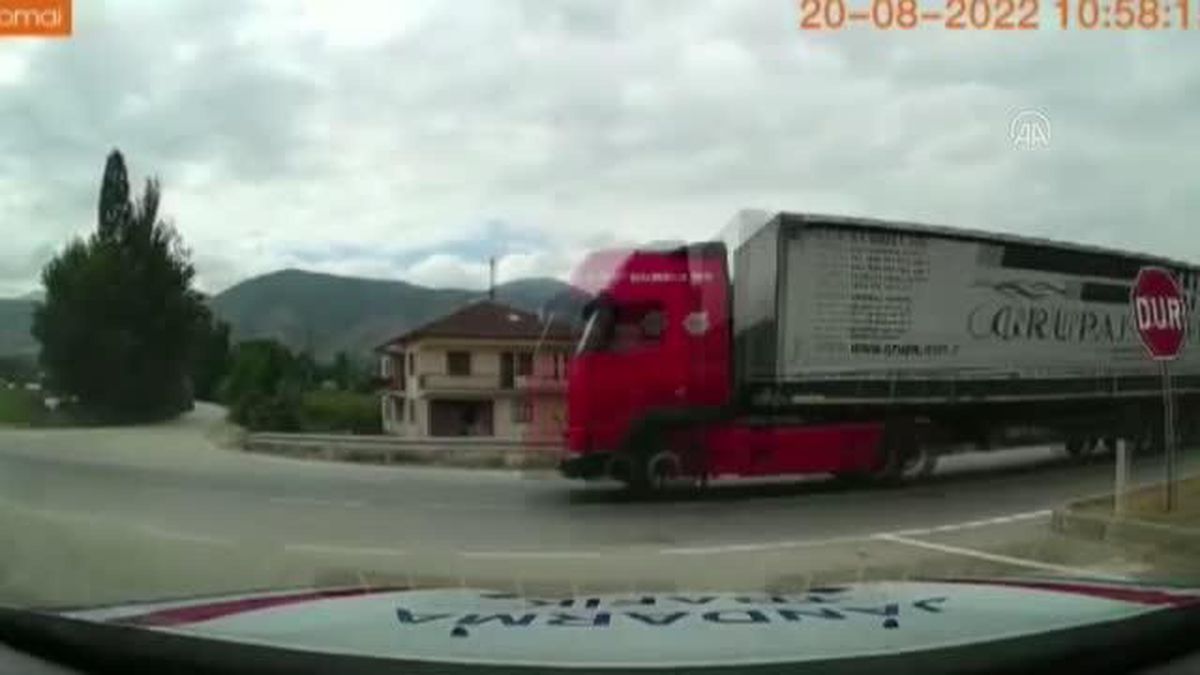 Son dakika haber... Hareket halinde tırda çıkan yangını jandarma söndürdü