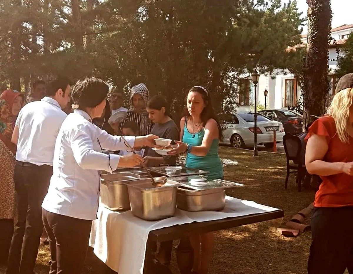 Yalova yerel haberleri... Harlek Termal Otel'den aşure ikramı