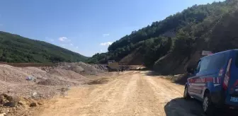 Kamyondan dökülen dolgu malzemesinin altında kalan şoför öldü