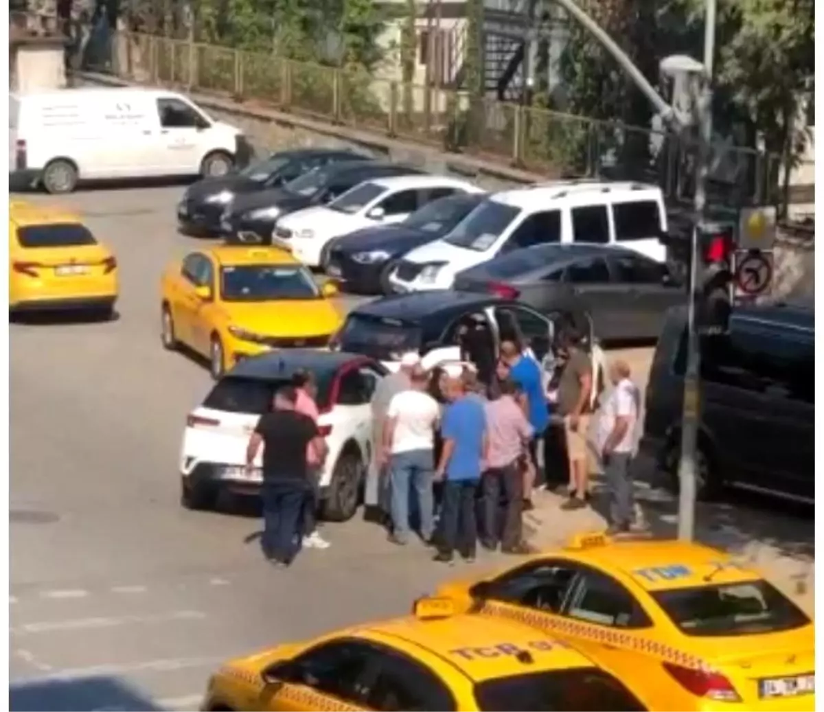 Son dakika haberleri | Kartal'da taksiciyle yabancı uyruklu sürücünün yol verme kavgası kamerada
