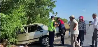 Son dakika haberi! Otomobil ile traktörün çarpıştığı kazada 2 kişi yaralandı