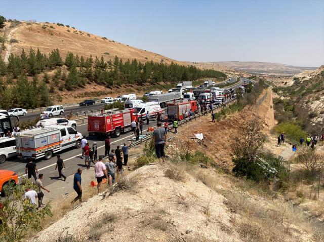 Son Dakika! Gaziantep'te otobüs, itfaiye, ambulans ve canlı yayın aracının karıştığı zincirleme kaza: 16 ölü, 21 yaralı