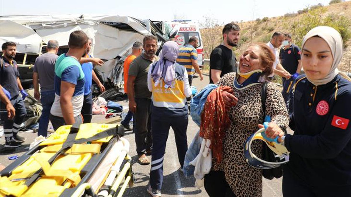 Son Dakika! Gaziantep'te otobüs, itfaiye, ambulans ve canlı yayın aracının karıştığı zincirleme kaza: 16 ölü, 21 yaralı