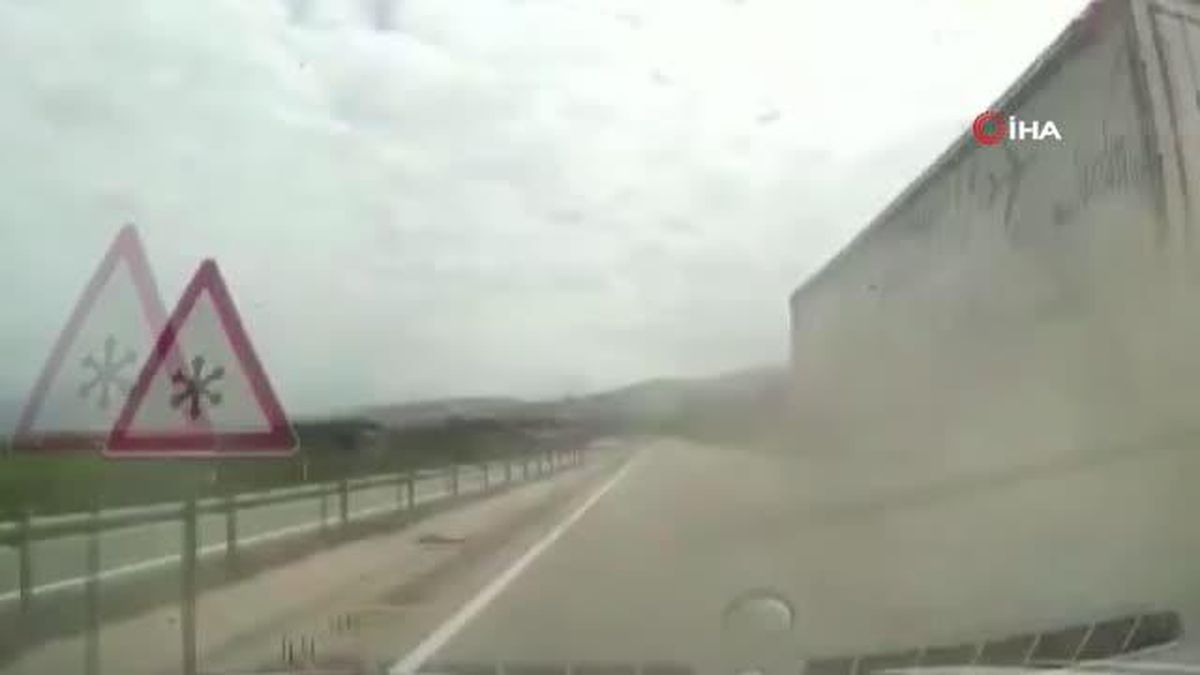 Tekeri patlayarak alev alan tır, kamerada