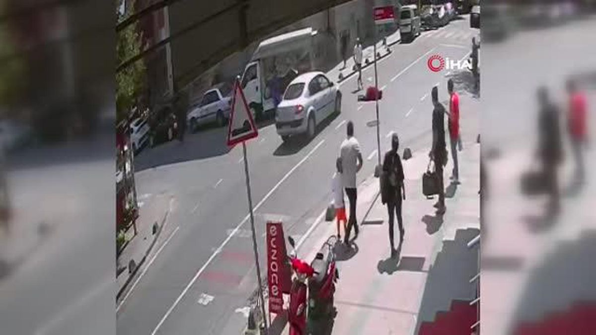 Yaya geçidinde otomobilin çarptığı kadın metrelerce savruldu... O anlar kamerada