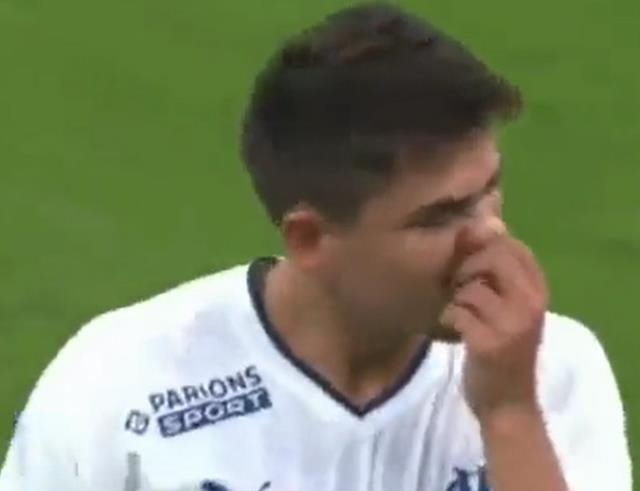 Cengiz Ünder kenara baktı ve hayatının şokunu yaşadı! Sinirden çıldırıp direkt soyunma odasına gitti