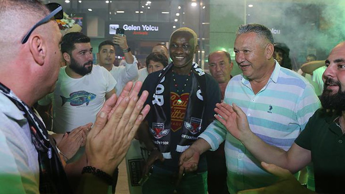 Davul zurna ile karşıladılar! Futbola dönen Yattara, Ortaköyspor'a imza atmak için Muğla'ya gitti